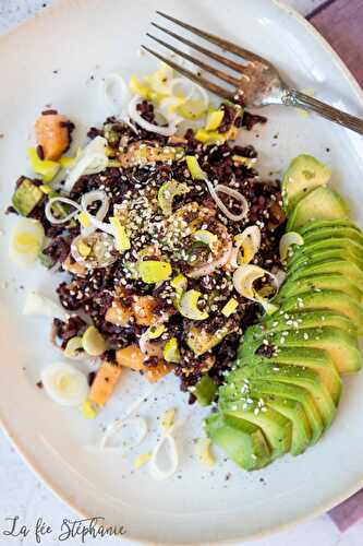 Salade de riz noir à l'avocat et à la papaye