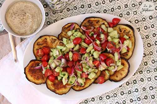 Salade fraîche sur un lit d'aubergines grillées, sauce d'aubergine crémeuse à la purée de noix de cajou - recette végétale