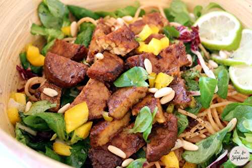 Salade protéinée de spaghetti à la farine de lentilles, tempeh mariné