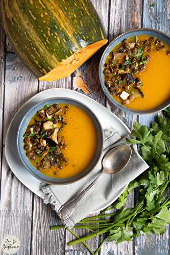 Soupe de courge et de patates douces, topping de champignons et pois chiches rôtis