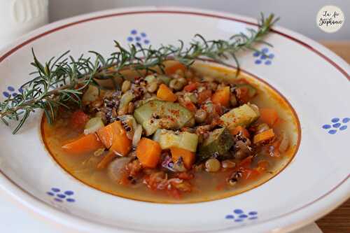 Soupe folle de quinoa, lentilles et légumes