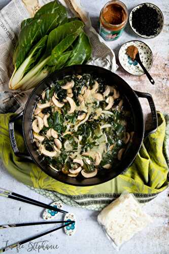 Soupe miso japonaise aux algues Wakame et aux nouilles Udon, parfaite pour un froid mois de janvier