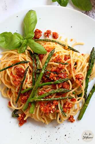 "Spaghetti" aux asperges vertes et pesto rouge aux amandes