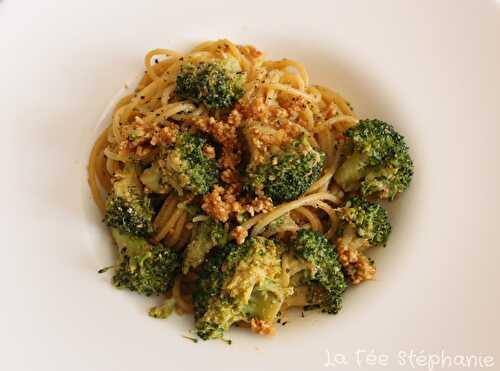 Spaghetti aux brocolis, sauce soja et arachides