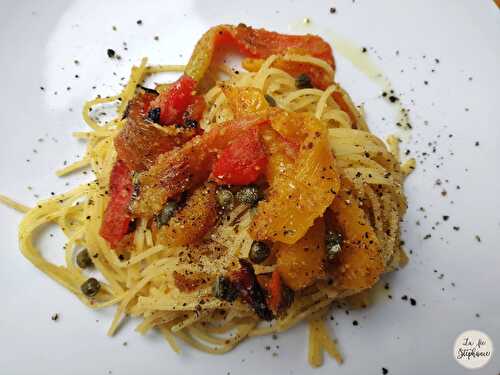 "Spaghetti" aux poivrons rôtis, câpres et chapelure - recette express