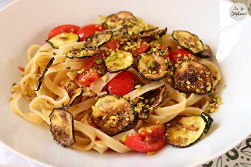 Spaghetti aux tomates fraîches et chips de courgette,