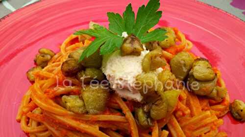 Spaghetti complètes, sauce aux poivrons, aubergines sautées et formage frais crémeux