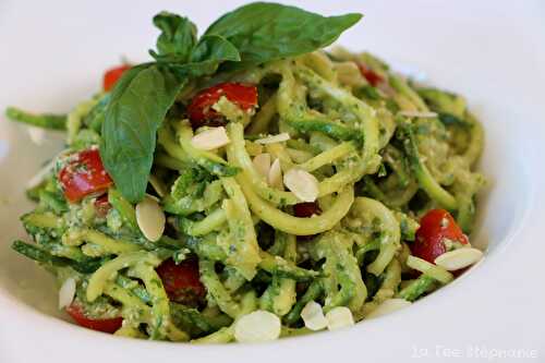 Spaghetti de courgettes au pesto de basilic: une recette minceur facile et délicieuse! 100% vegan, crue et sans gluten!