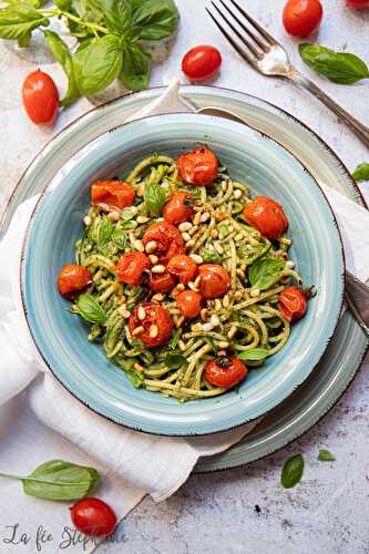 Spaghetti de courgettes au pesto, tomates et pignons de pin