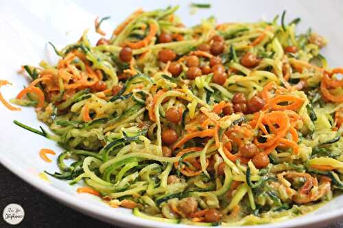 Spaghetti de légumes à l'avocat et pois chiches rôtis