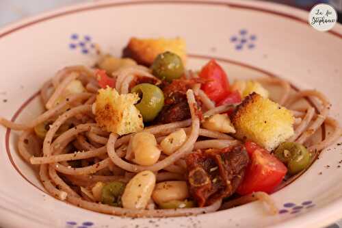 Spaghetti intégrales, tomates séchées et fraîches, olives et haricots blancs: recette végétale facile et rapide! - La fée Stéphanie