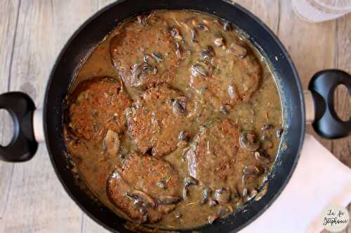 Steaks de seitan aux lentilles, sauce Salisbury aux champignons et pommes de terre écrasées