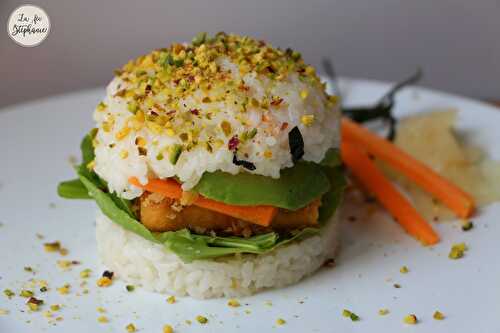 Sushi burger garni d'un tempura de tofu, jeunes pousses de blettes, pêche, avocat et carotte - recette vegan et sans gluten