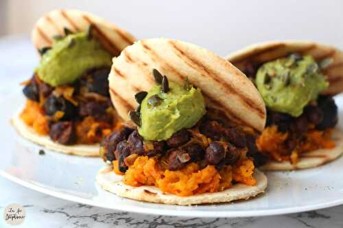 Tacos d'hiver à la purée de patates douces rôties, poêlée de haricots noirs au poireau et aux olives noires, sauce crémeuse à l'avocat