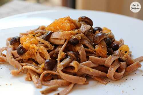 Tagliatelle à la farine de châtaigne, courge et champignons