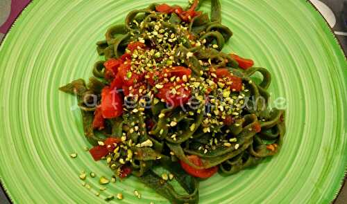 "Tagliatelle" aux épinards, tomates caramélisées et pistaches hachées