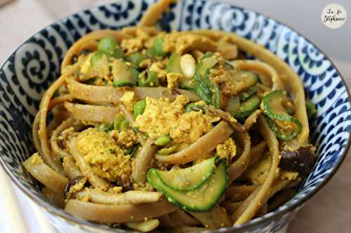 Tagliatelle intégrales, oeufs brouillés vegan et légumes sautés au wok, sauce asiatique