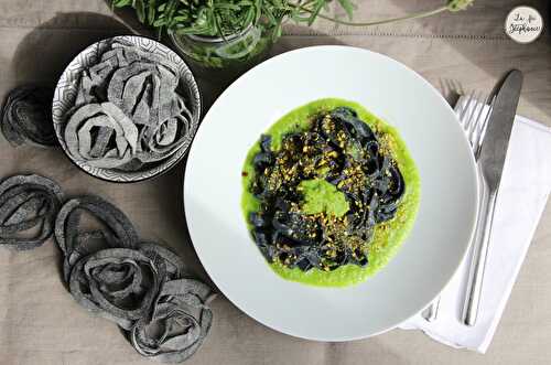 Tagliatelles au charbon végétal faites maison (sans machine) et crème de petits pois, recette vegan