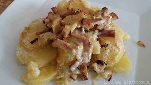 Tartiflette végétalienne: fromage fondant 100% végétal, oignons et lamelles de tofu fumé grillés