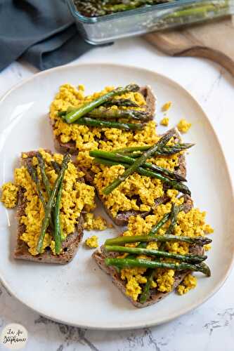 Tartines de tofu brouillé et asperges vertes