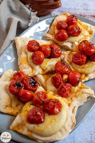 Tartines déjeuner? Purée de fèves et tomates rôties