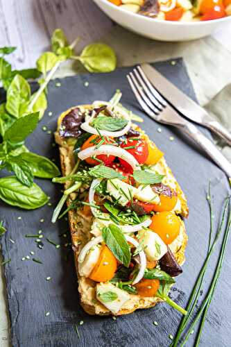 Toast houmous, tomates, concombre, salade et herbes fraîches du jardin