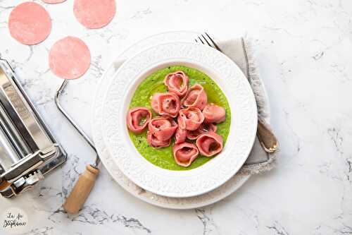 "Tortellini" à la betterave sur un velouté de petits pois