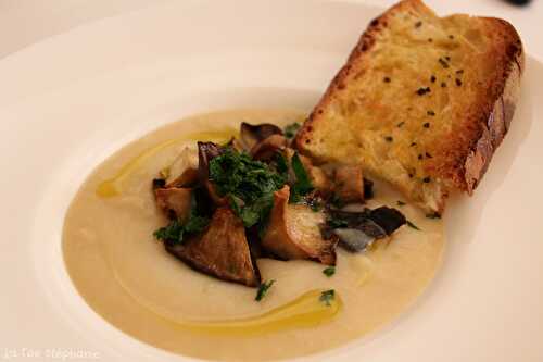 Velouté de haricots "cannellini", champignons rôtis et croûton à l'ail, une recette toute végétale qui annonce le début de l'automne!