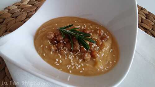 Velouté de patates douces et pois chiches grillés.