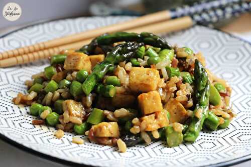 Wok d'asperges et de petits pois, dés de tofu et riz complet - recette vegan - La fée Stéphanie