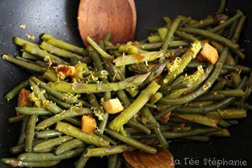 Wok de haricots et d'asperges parfumés au citron, cubes de tofu sautés