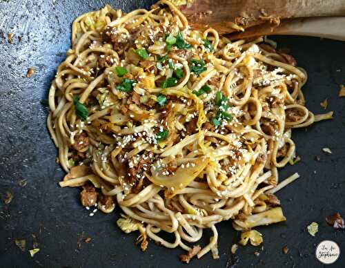 Wok de nouilles asiatiques aux petits légumes et protéines de soja texturées