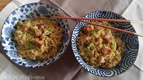 Wok de riz basmati complet et choux de Bruxelles, cubes de tofu marinés et grillés