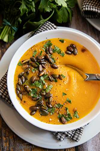 Velouté potimarron-carottes au curry, topping de graines toastées au curry