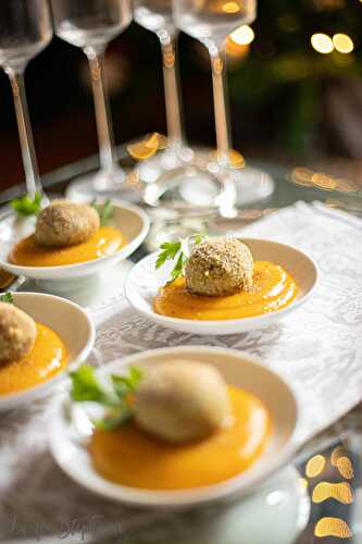 Mise en bouche pour Nouvel An : petites croquettes de pain aux olives, velouté de potimarron au curry