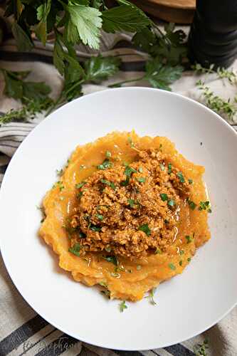 Purée de patates douces aux carottes, ragoût de protéines de pois aux tomates jaunes