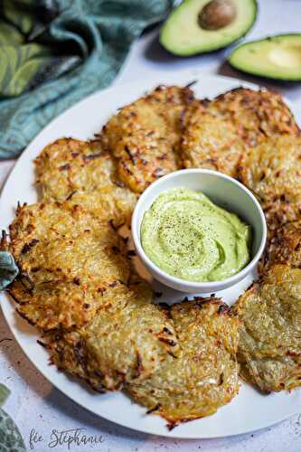 Röstis de pomme de terre cuits au four et sauce à l’avocat