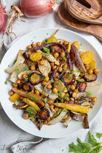 Salade de légumes rôtis: carottes violettes, fenouil, oignons et pois chiches