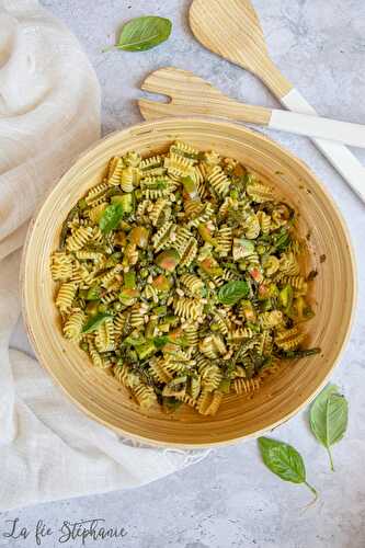 Salade de pâtes pesto et petits légumes verts