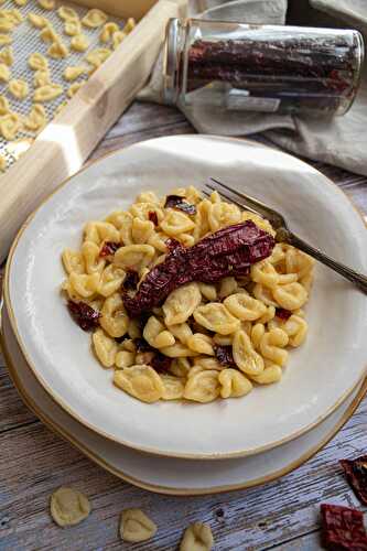 Orecchiette fresche e peperoni cruschi (orecchiette fraîches et chips de poivrons)