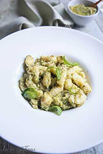 Gnocchi de pomme de terre, sauce au pesto de brocoli et de pistaches