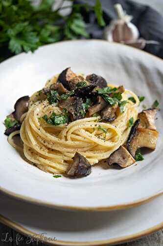 Spaghetti à la crème d’ail rôti et aux champignons