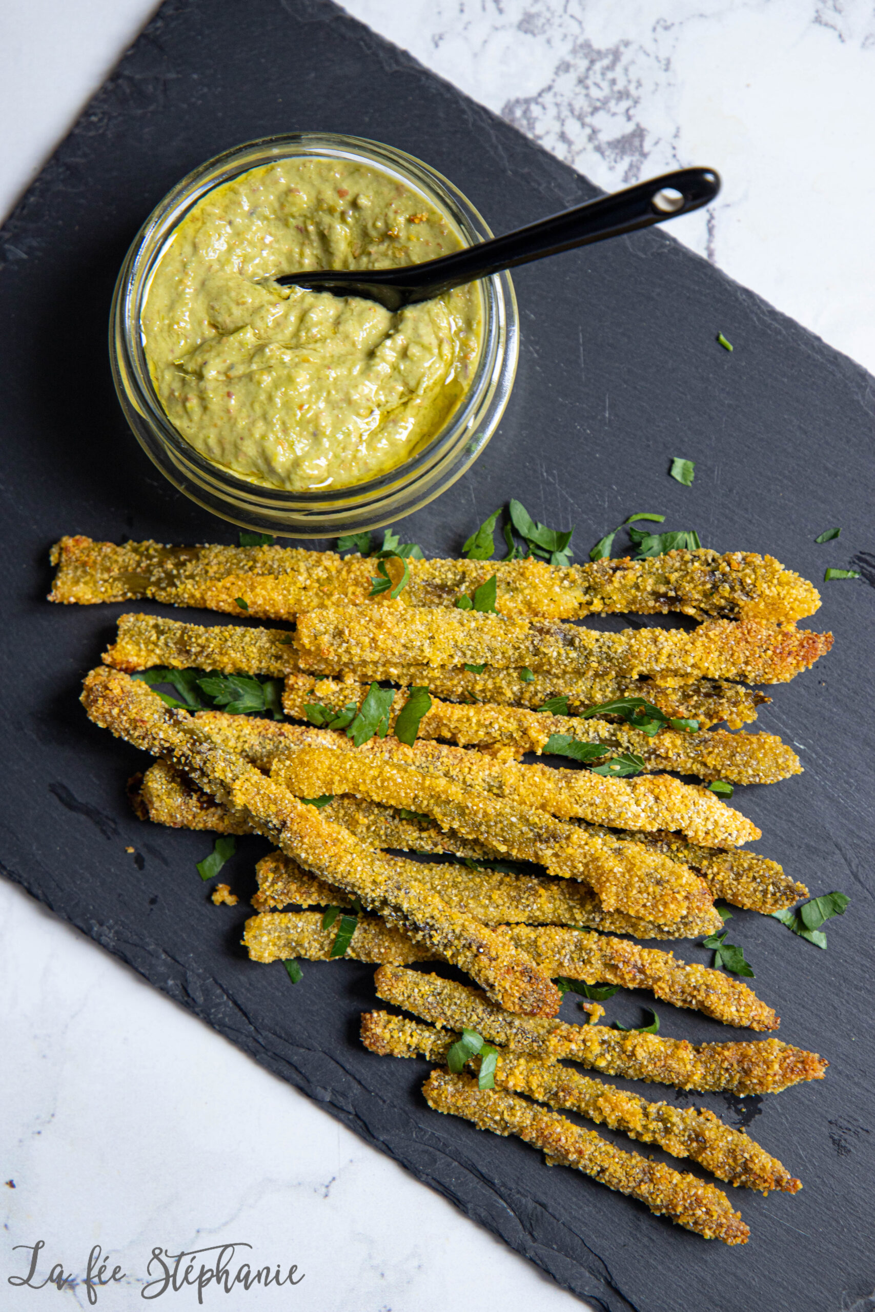 Pointes d’asperges panées et pesto de queues