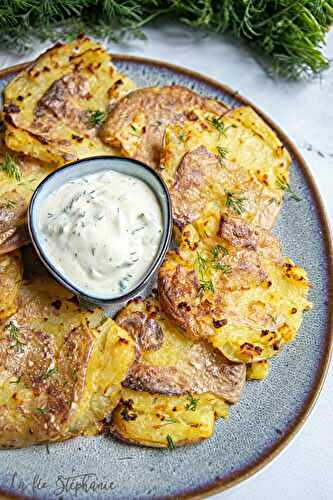 Pommes de terre écrasées au four, sauce à l'aneth