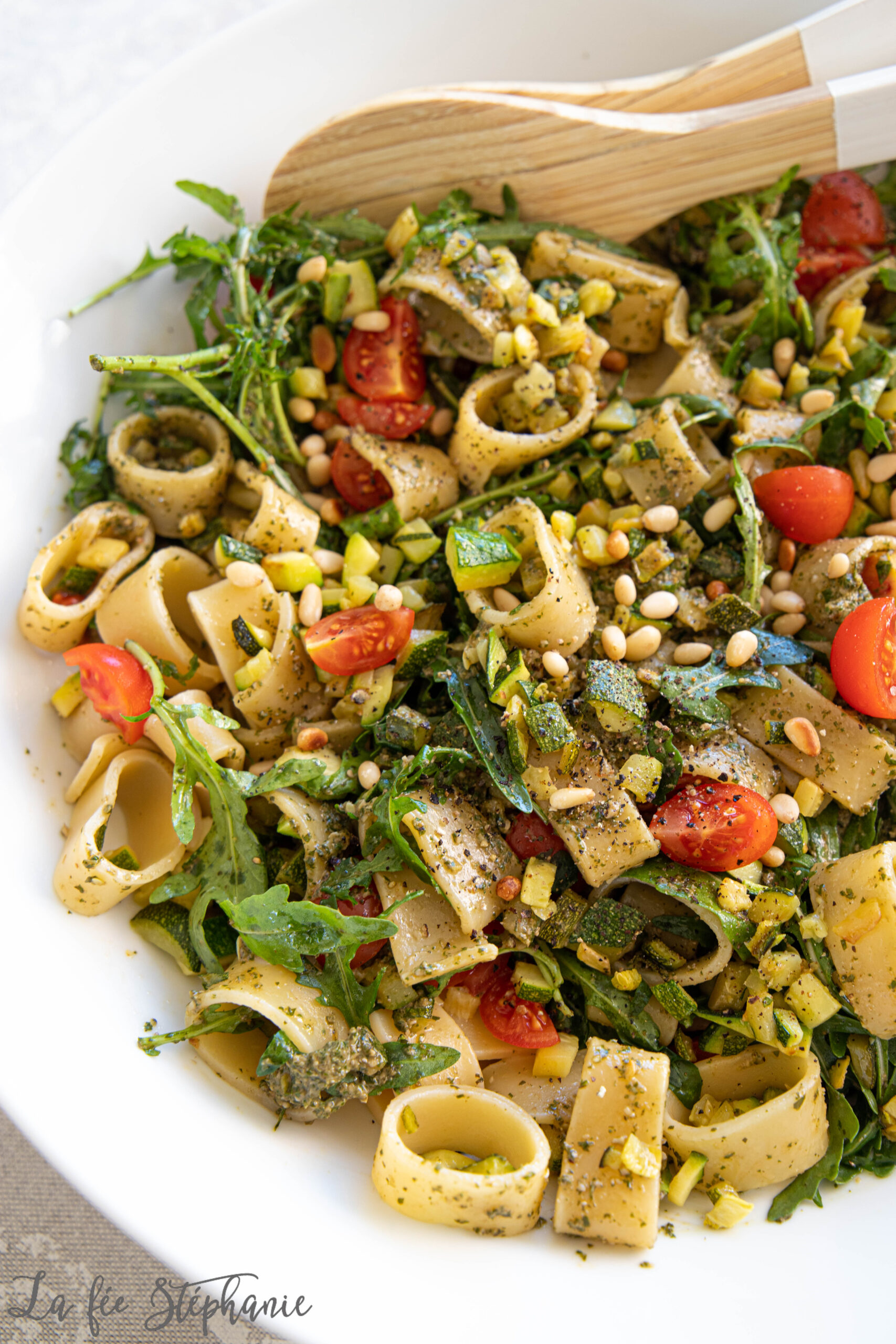 Salade de pâtes roquette, tomates, pesto & dés de courgettes