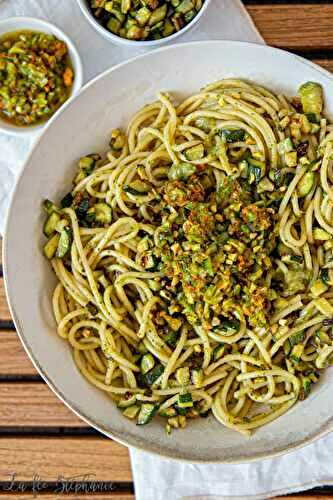 Spaghetti aux trois courgettes (crème, dés dorés et salade de fleurs)