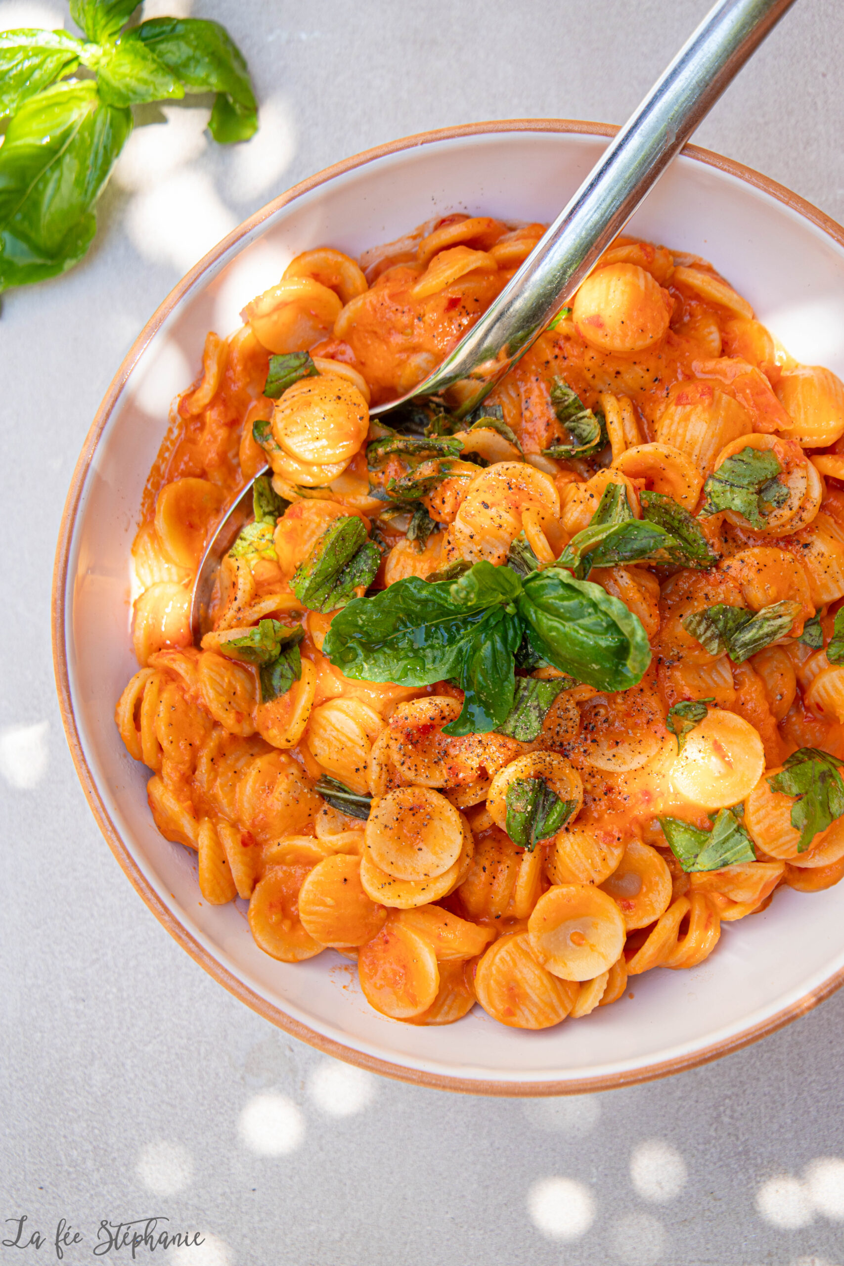 Pâtes à la sauce tomate crue, parfaites pour les grosses chaleurs