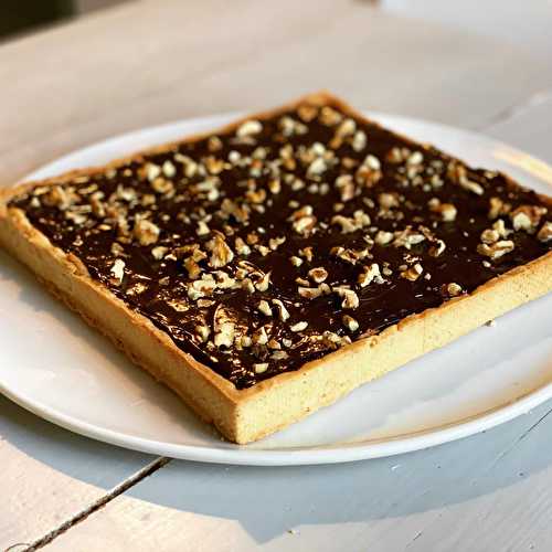 Tarte caramel, noix et chocolat