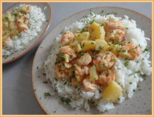 Crevettes à l'ananas, pomme et sauce au lait de coco