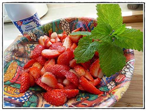 Salade de fraises à la menthe fraîche